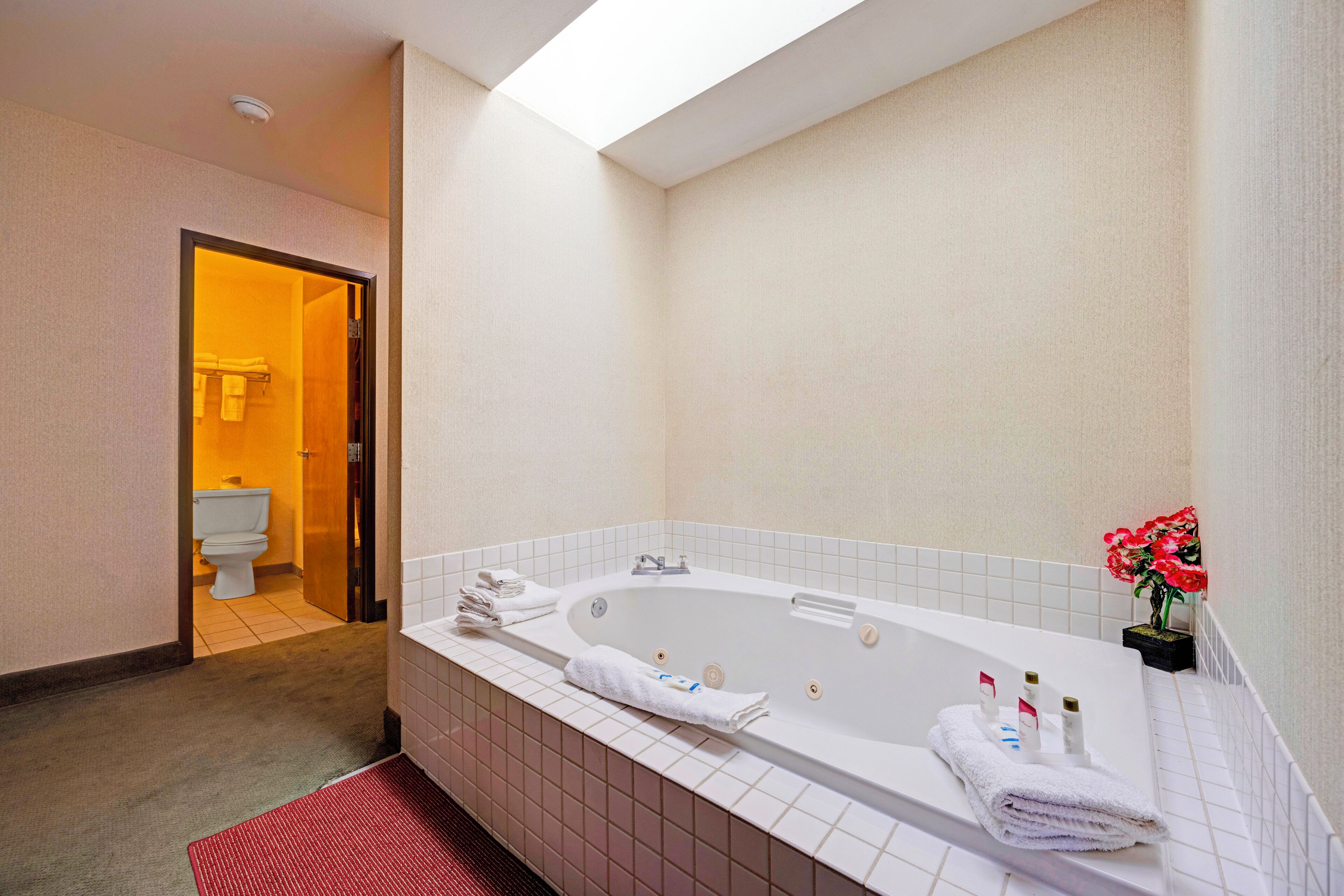 Room, 1 King Bed, Non Smoking, Jetted Tub | Bathroom