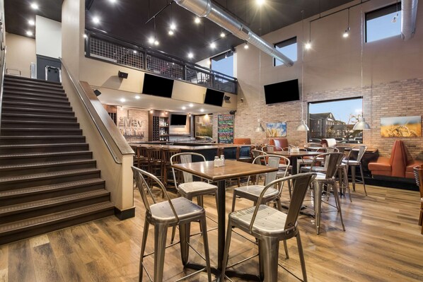 供应早餐、午餐和晚餐