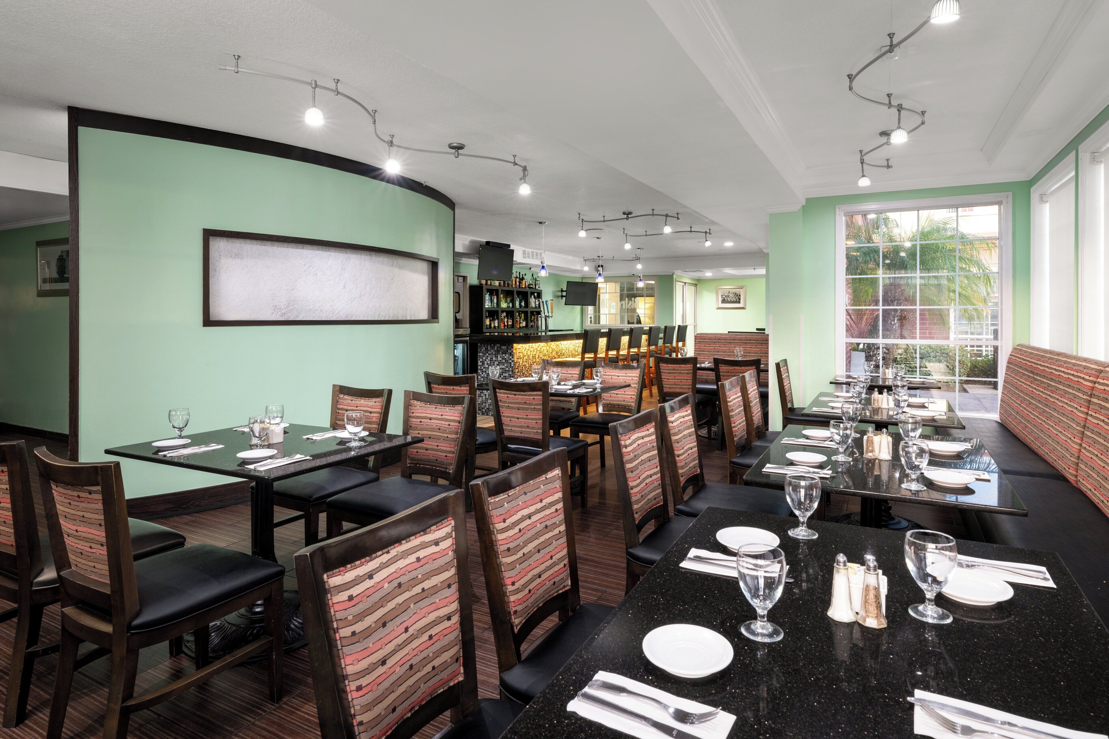 朝食、ディナーに営業 (アメリカ料理)