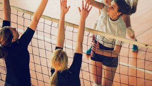 Un match de volley-ball est en cours, et les joueurs tentent d’atteindre le ballon.