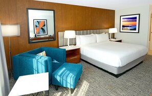 In-room safe, desk, laptop workspace, blackout curtains - Holiday Inn Hotel & Suites San Mateo-San Francisco SFO by IHG (San Mateo)