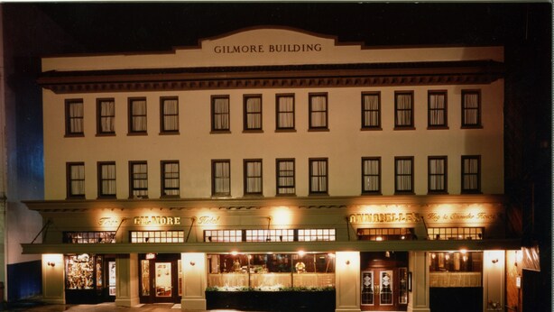 El Edificio Gilmore con varias fachadas comerciales, incluyendo un hotel y un restaurante.
