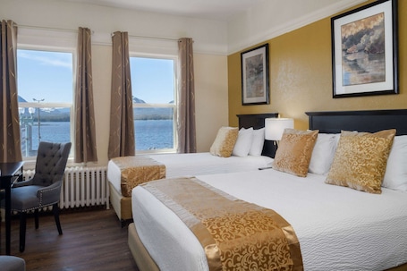 Escritorio, espacio para trabajar con laptop y cortinas blackout . Gilmore Hotel, Trademark Collection by Wyndham