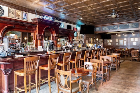 Bar (en la propiedad). Gilmore Hotel, Trademark Collection by Wyndham