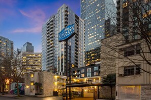 A Kings Inn hotel with a prominent sign, modern architecture, and a well-lit entrance.