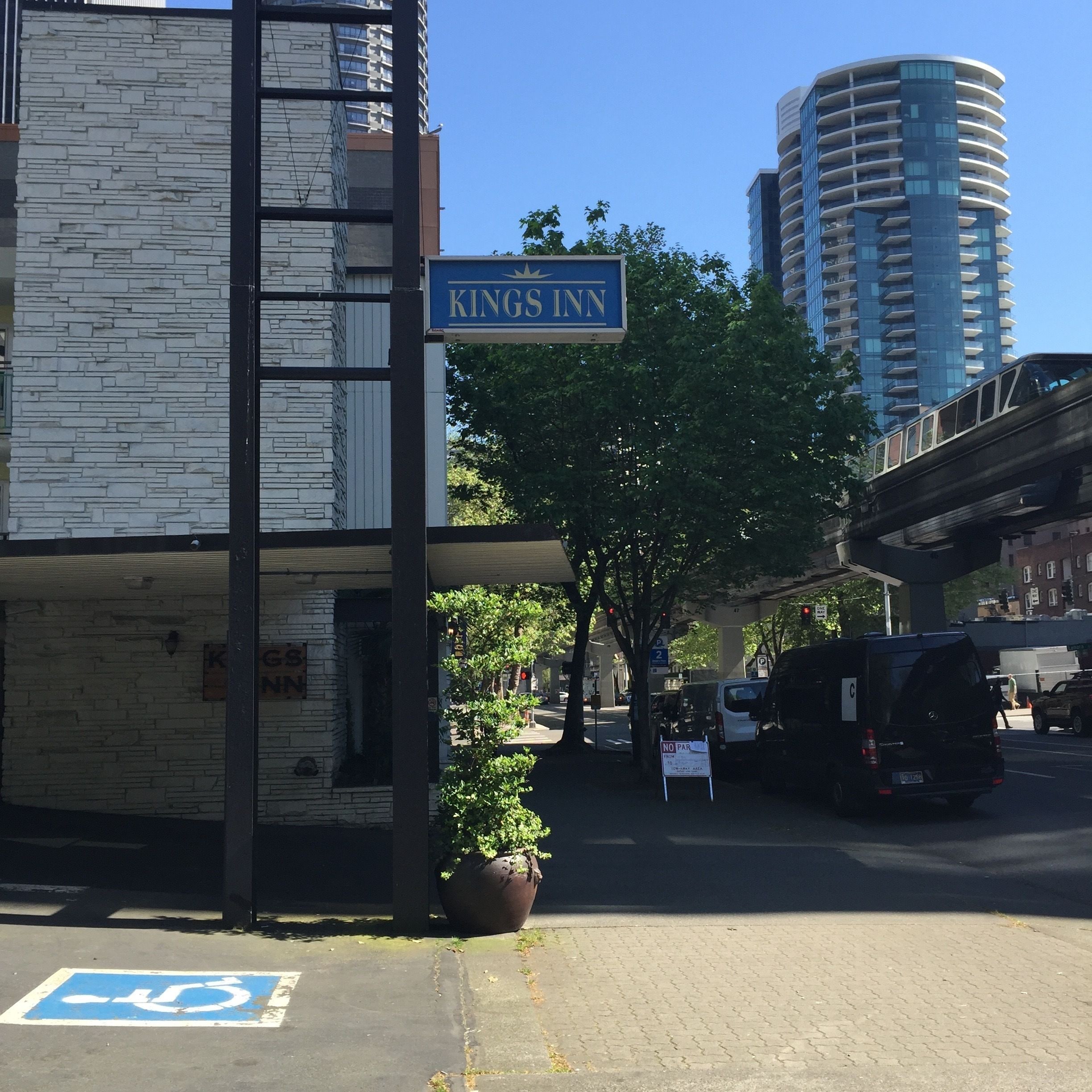 Señal de Kings Inn frente a un edificio con fachada de piedra.