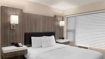 Room, 1 Queen Bed, Non Smoking | Individually decorated, desk, iron/ironing board, bed sheets