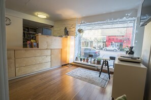 1 chambre, décor unique, bureau, fer et planche à repasser