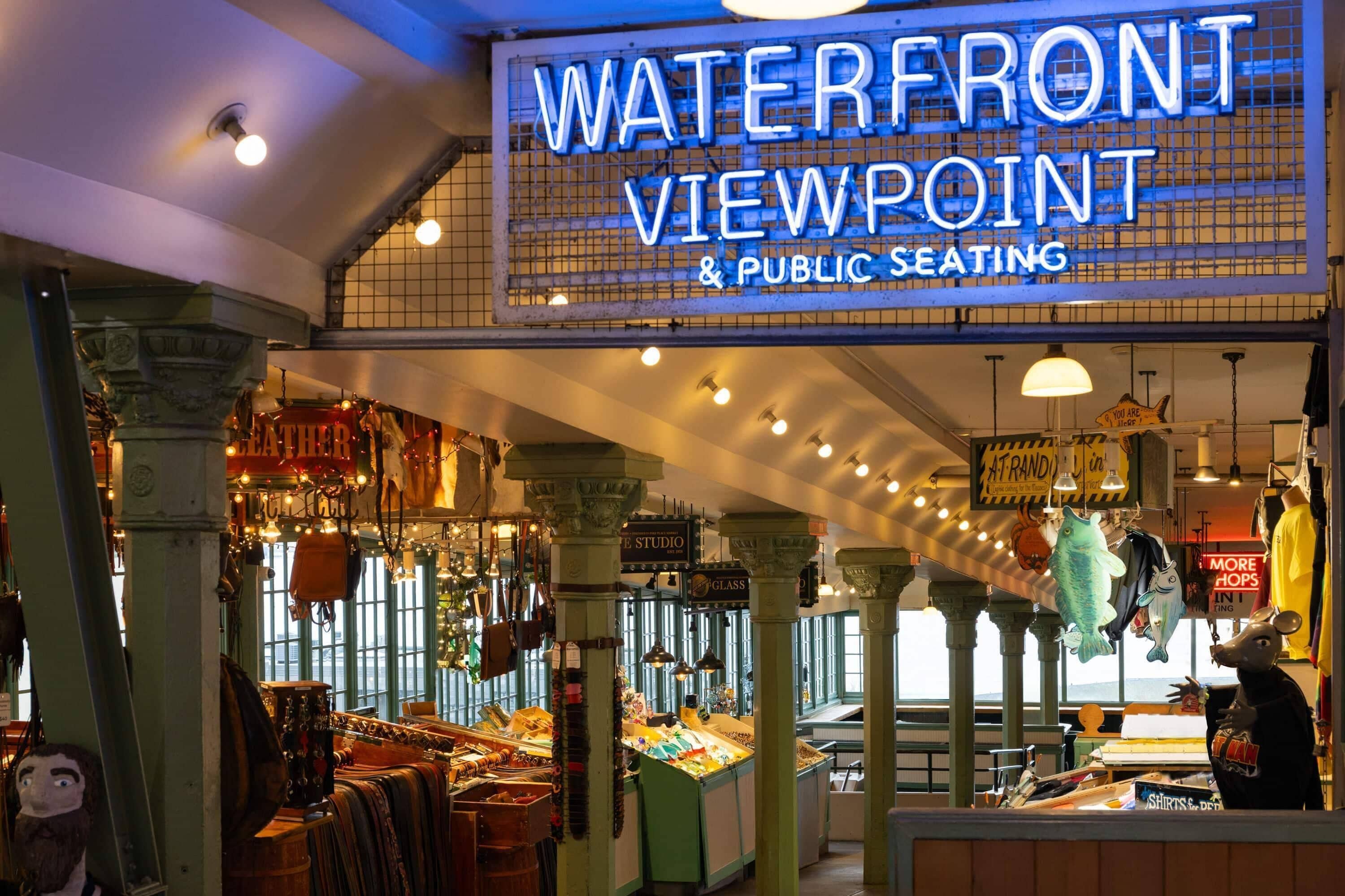 Fachada con un letrero de neón que dice 'Waterfront Viewpoint & Public Seating'.
