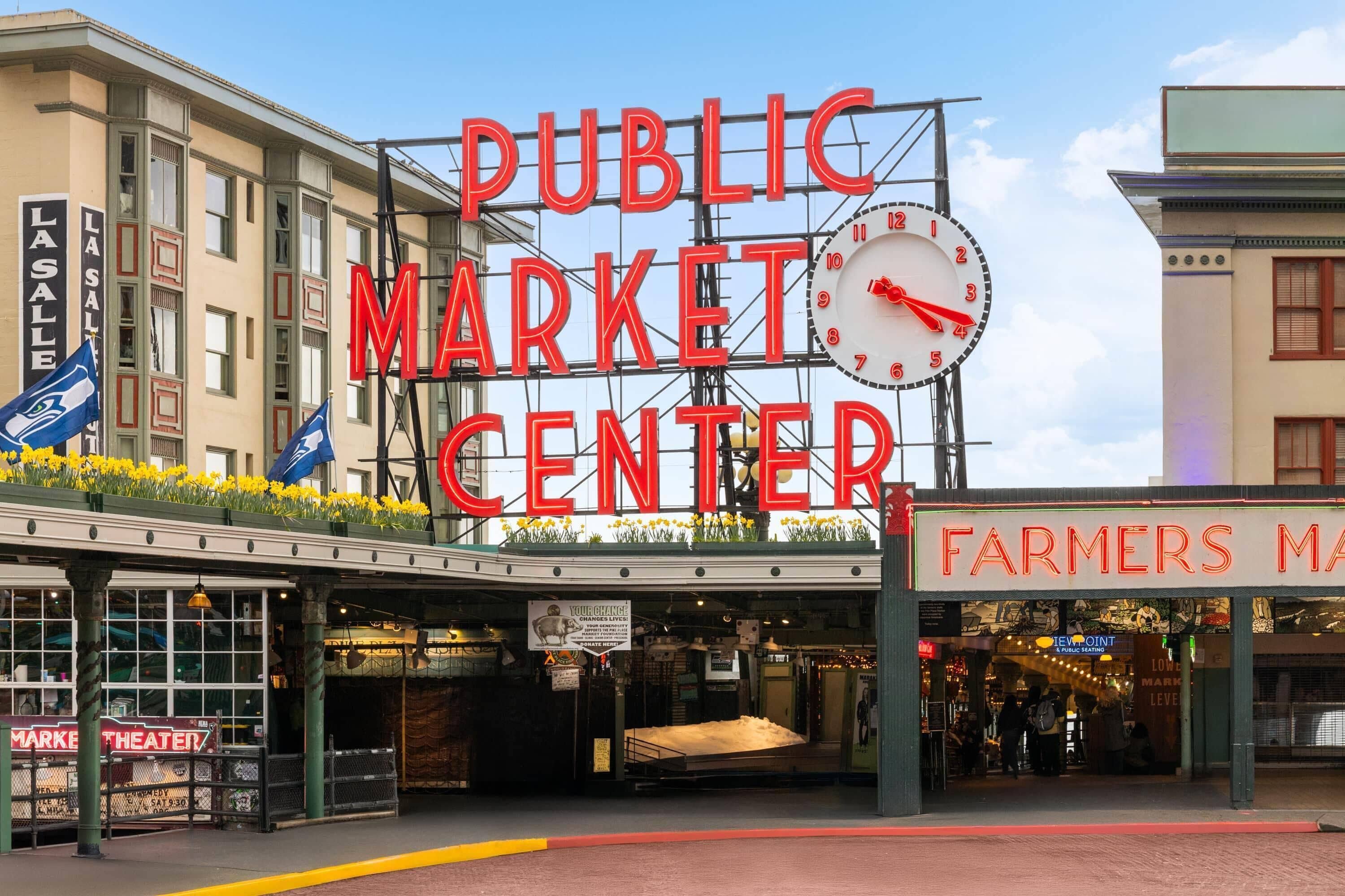 Un marché public doté d’une horloge bien visible, d’un théâtre et d’une enseigne indiquant la présence d’un marché de producteurs.