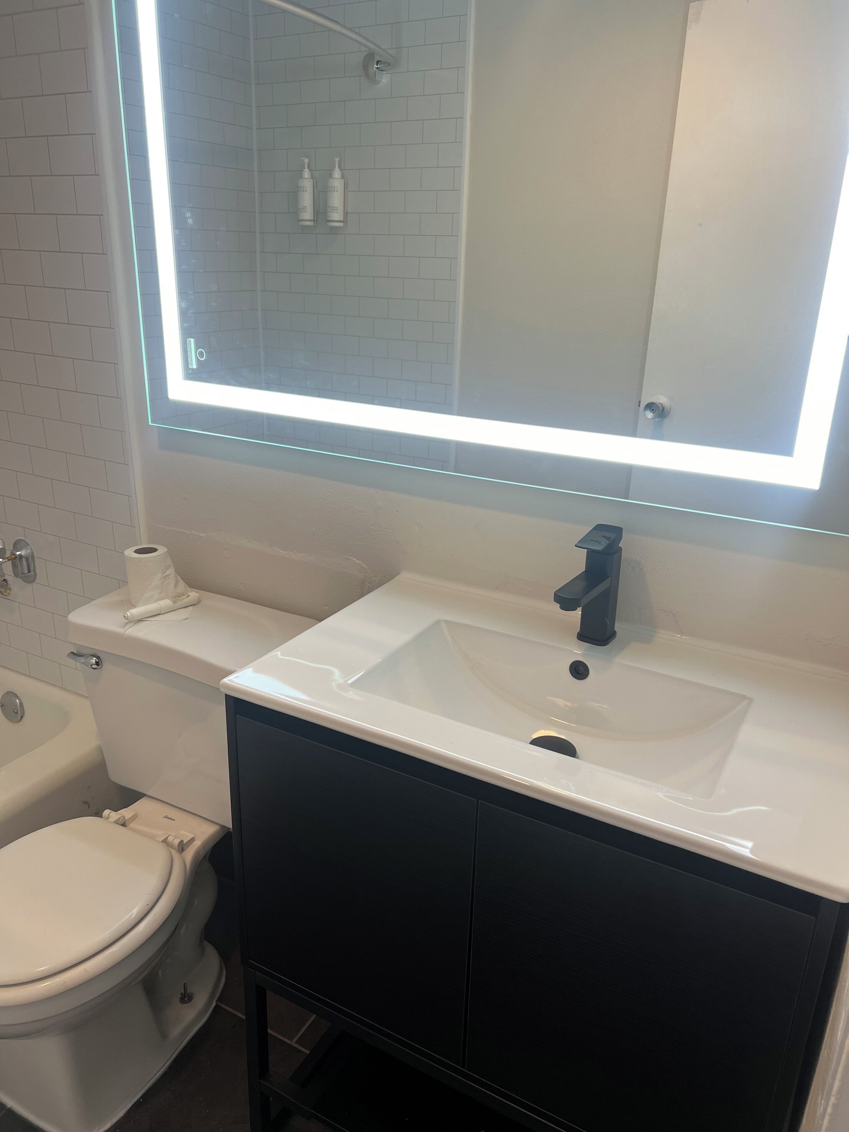 Chambre de base double | Salle de bain | Ensemble baignoire-douche, serviettes fournies, papier de toilette