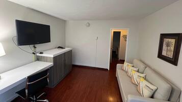 Suite, 1 Queen Bed, Non Smoking (1 Bedroom) | Individually decorated, desk, iron/ironing board, bed sheets