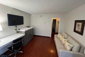 جناح - سرير كبير - لغير المدخنين (1 Bedroom) | بديكورات فريدة لكل غرفة ومكتب ومكواة/لوح كي وملاءات أسرّة