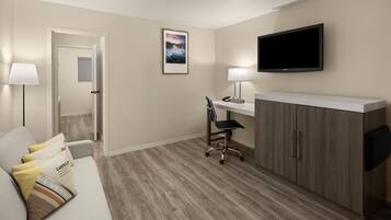 Suite, 1 Queen Bed, Non Smoking (1 Bedroom)