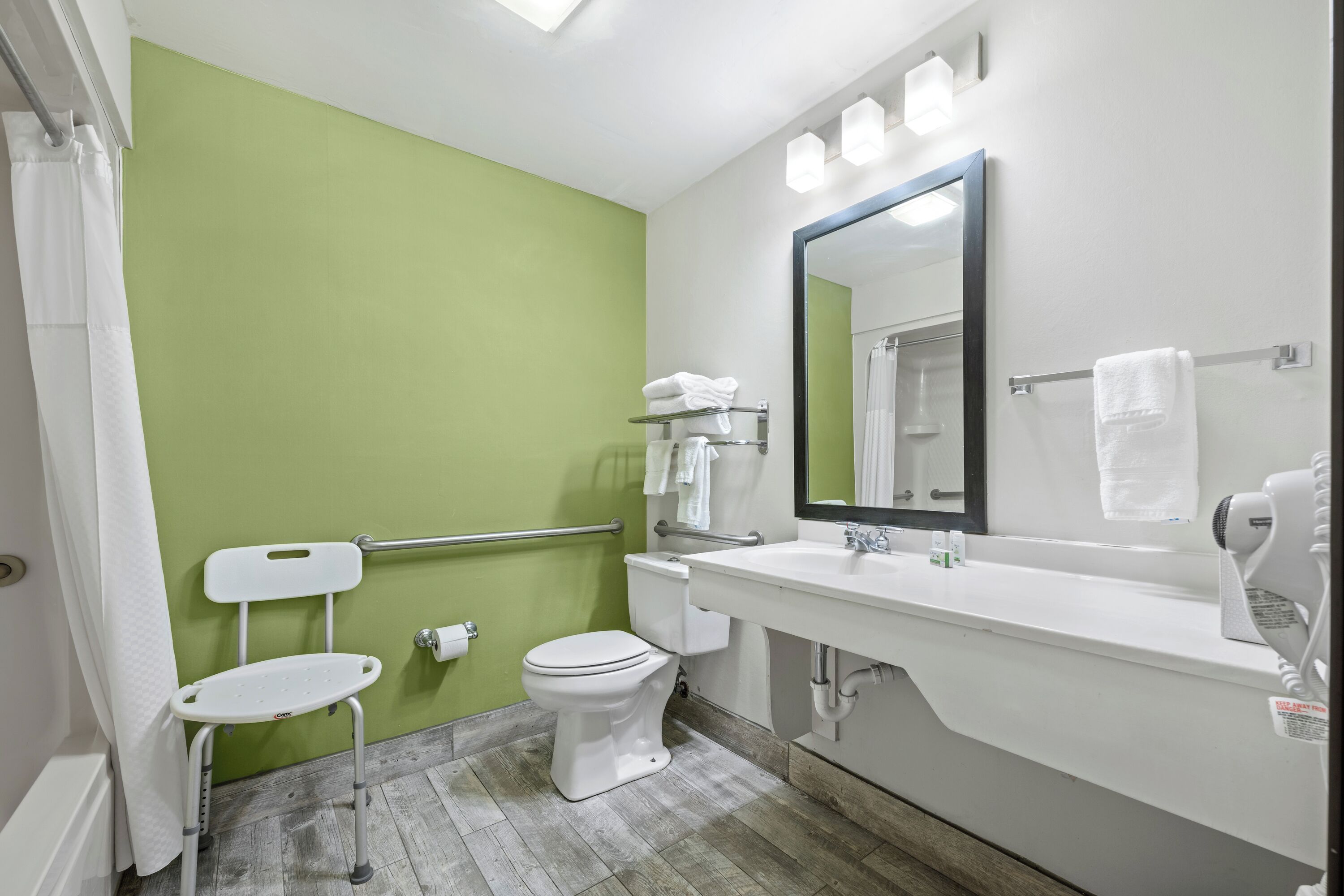 Room, 1 Queen Bed, Non Smoking | Bathroom | Combined shower/bathtub, free toiletries, hair dryer, towels