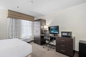 Room, 1 Queen Bed, Non Smoking | Living area | TV