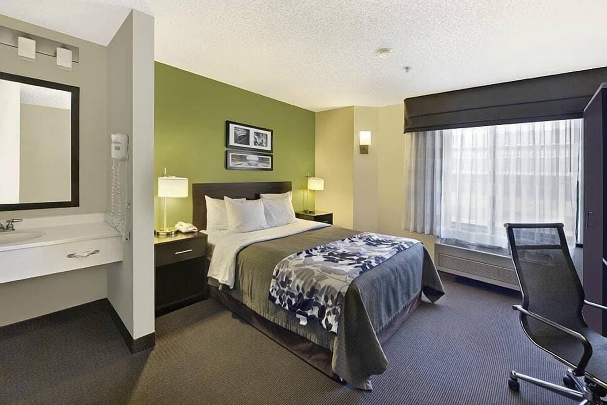 Premium bedding, iron/ironing board, free WiFi, bed sheets