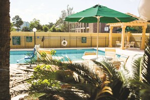 Outdoor pool - Travelodge BY Wyndham Mobile (Mobile)