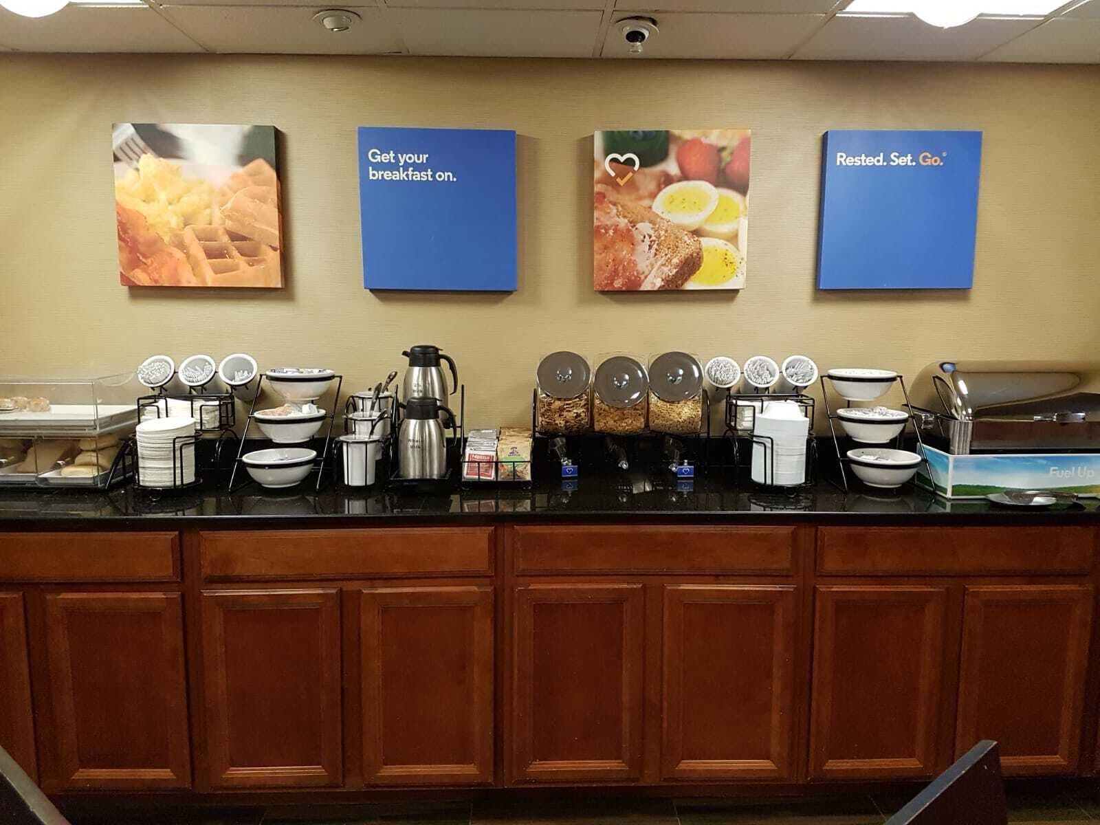 Un buffet de petit-déjeuner proposant une variété d’aliments et d’accompagnements.