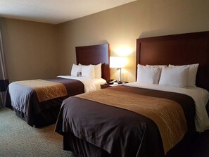 Hypo-allergenic bedding, desk, laptop workspace, blackout curtains - Comfort Inn Wethersfield - Hartford (Wethersfield)