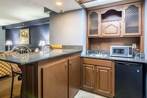 Coffee/tea maker, fridge, microwave (on request) - Clarion Hotel & Conference Center Hagerstown Area (Hagerstown)