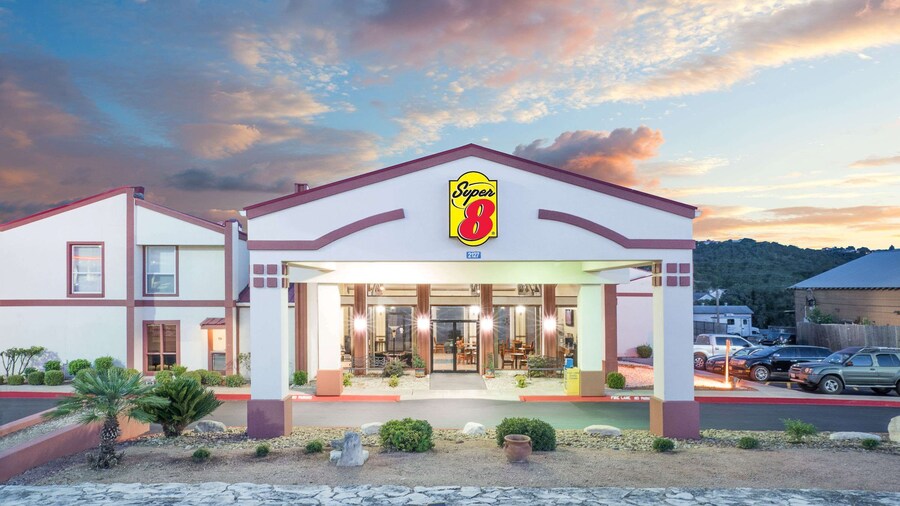 Super 8 by Wyndham Kerrville TX