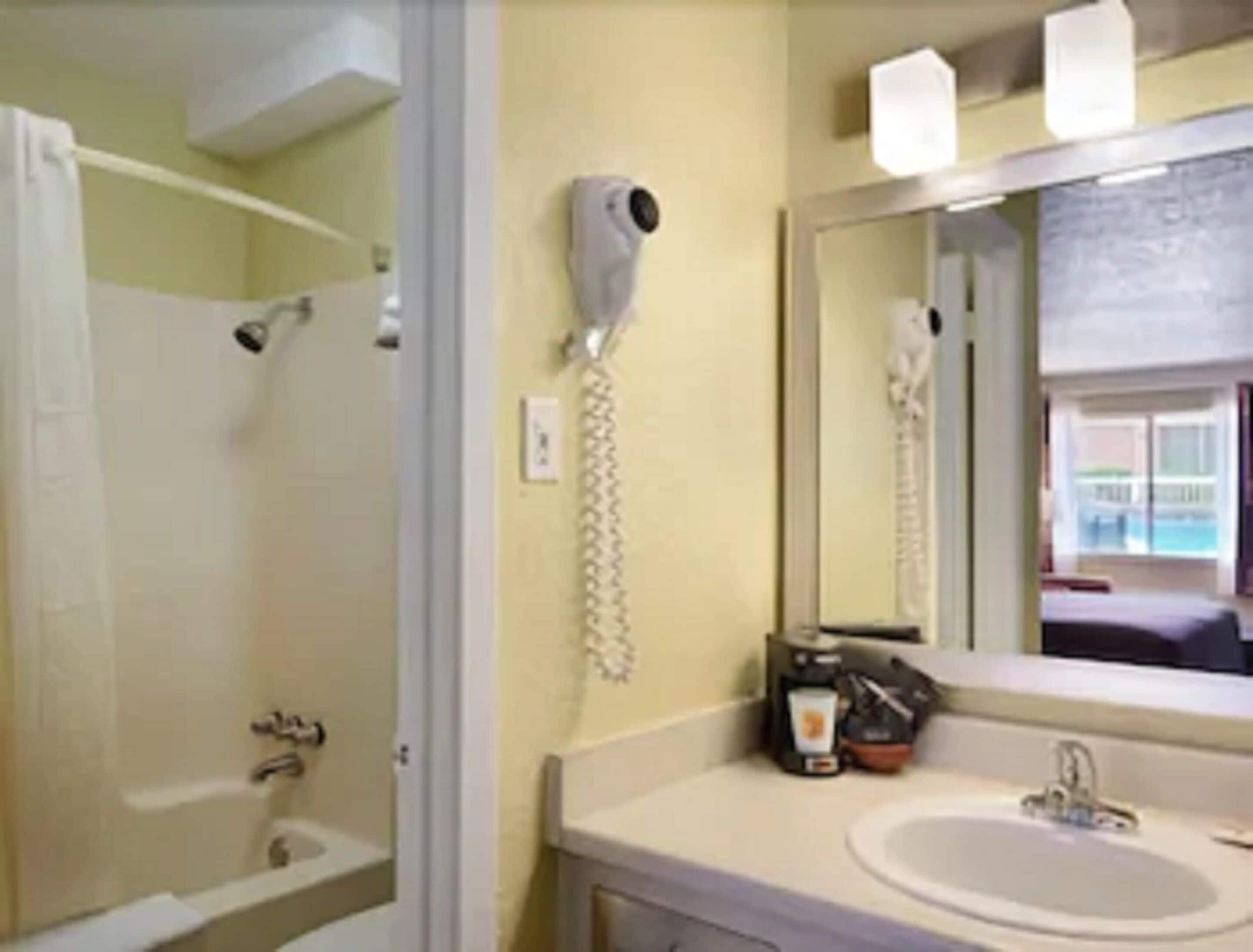 Ducha y bañera combinadas, secador de pelo y toallas