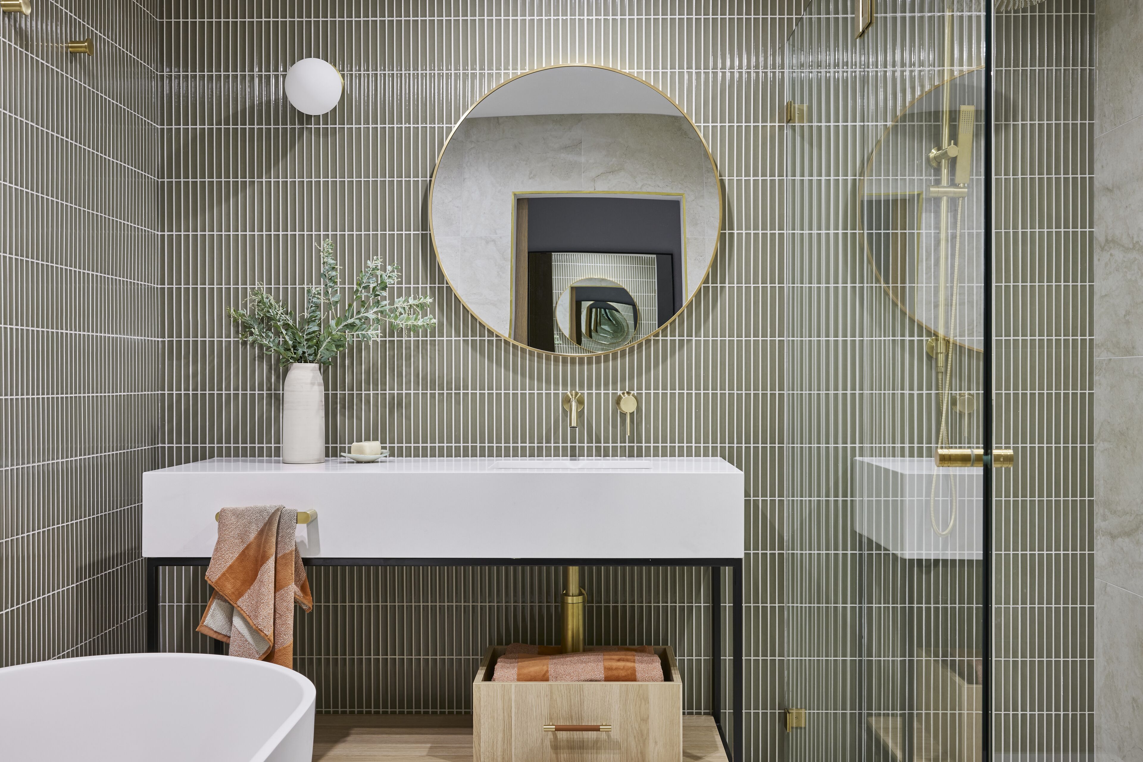 Suihku, ilmaiset hygieniatuotteet, hiustenkuivaaja, pyyhkeet