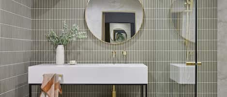 Douche, articles de toilette gratuits, sèche-cheveux