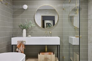 Regadera, amenidades de baño gratuitas, secadora de cabello, toallas