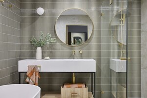 Ducha, artículos de tocador gratuitos, secador de pelo, toallas