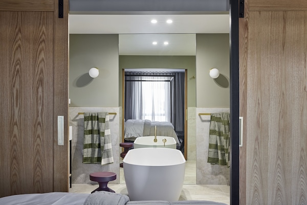 Suite Studio Majestueuse | Salle de bain | Douche, articles de toilette gratuits, sèche-cheveux