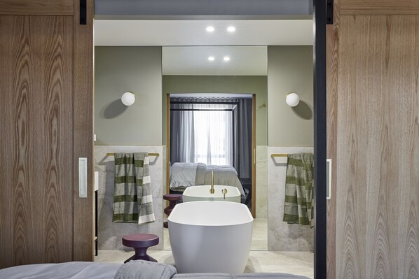 Luxury King Suite | Bathroom