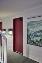 Tabla de planchar con plancha, wifi gratis y ropa de cama 