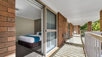 Deluxe Queen Room | Iron/ironing board, free WiFi, bed sheets