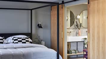 Luxury King Suite | Iron/ironing board, free WiFi, bed sheets