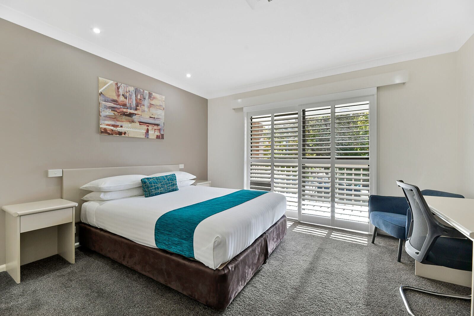 Habitación doble Deluxe, 1 cama Queen size | Tabla de planchar con plancha, wifi gratis y ropa de cama 