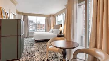 Phòng Suite, 1 giường cỡ king và sofa giường, phù hợp cho người khuyết tật (Plaza Suite) | 1 phòng ngủ, bộ đồ giường cao cấp, két bảo mật tại phòng, bàn