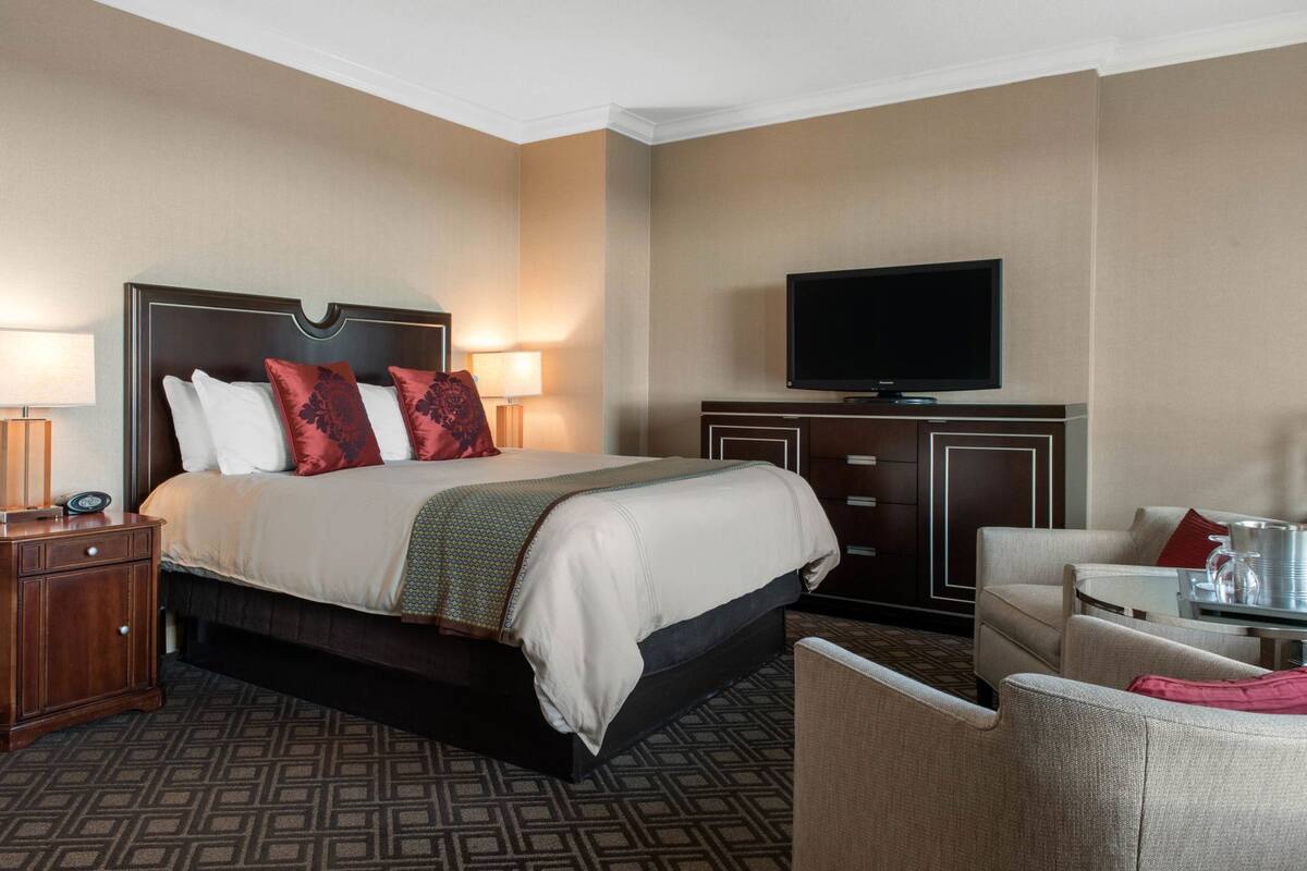 Premium bedding, in-room safe, desk, iron/ironing board