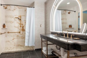 Deluxe-værelse - 2 dobbeltsenge - handicapvenligt | Badeværelse | Kombination af bruser/badekar, gratis toiletartikler, hårtørrer