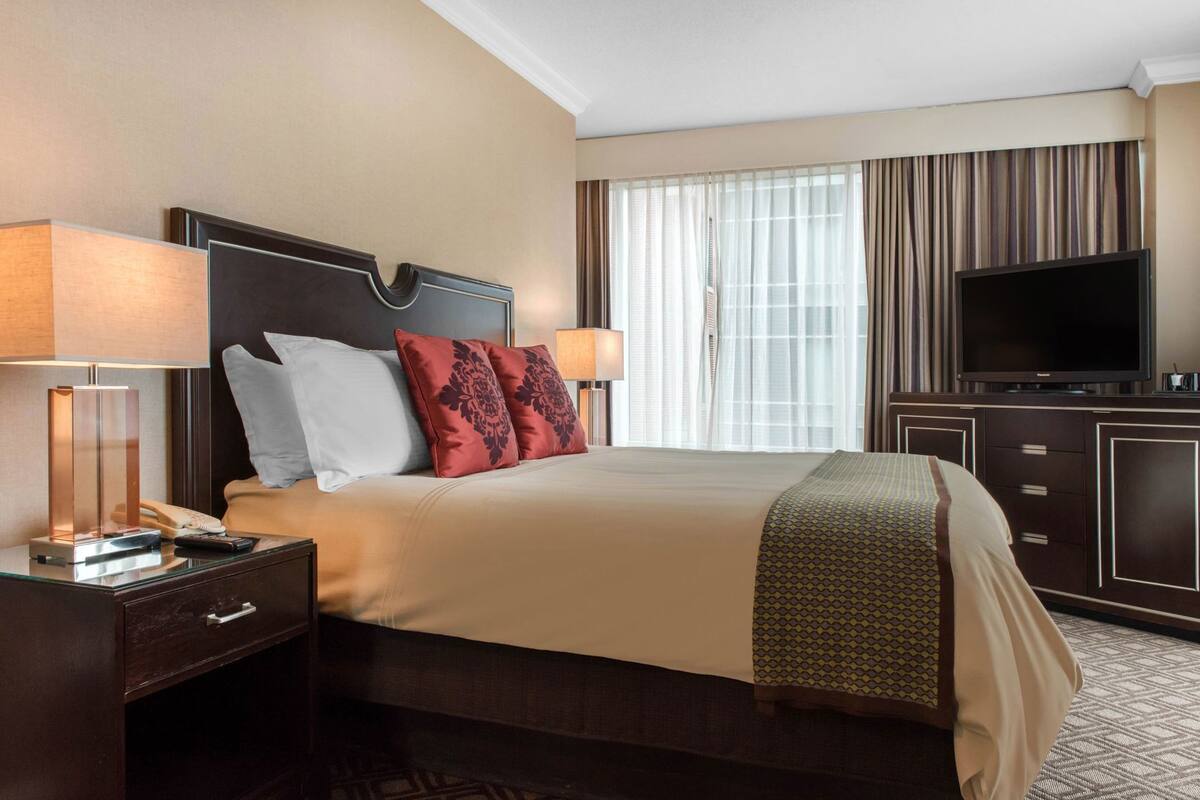 Premium bedding, in-room safe, desk, iron/ironing board