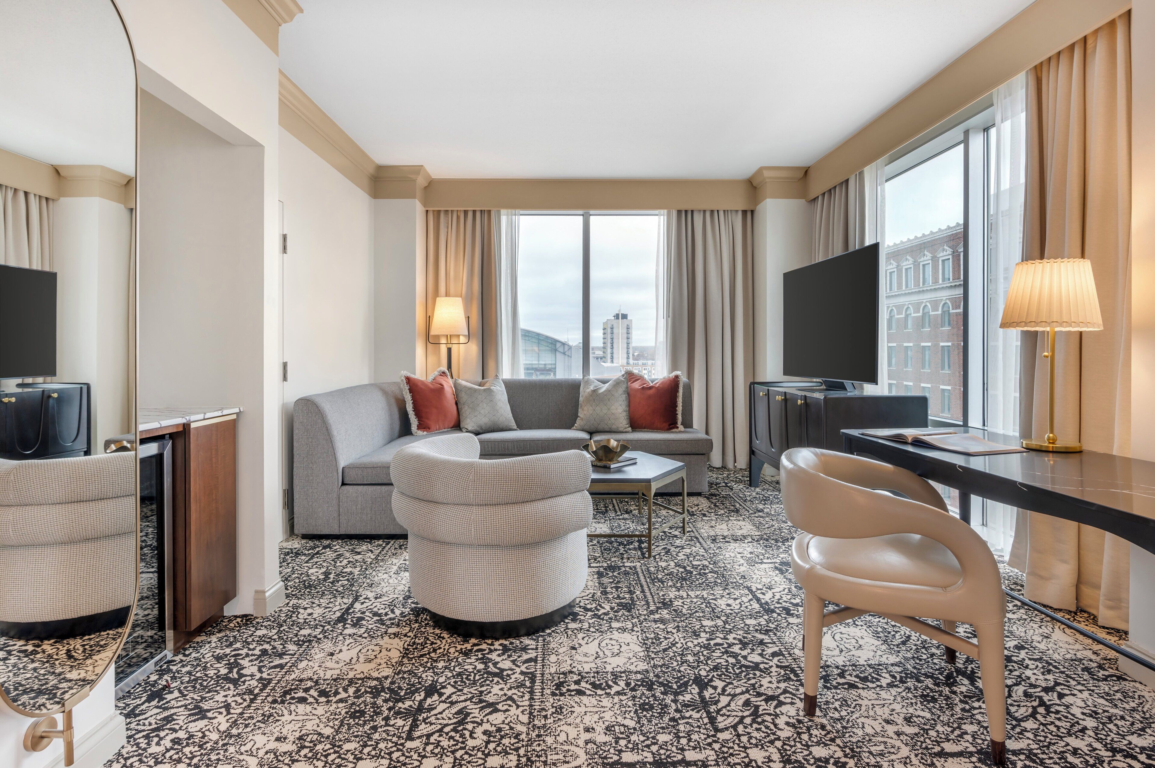 Suite, 1 très grand lit et 1 canapé-lit (Plaza Suite) | Aire de séjour | Téléviseur à écran plat de 42 po avec télévision par câble
