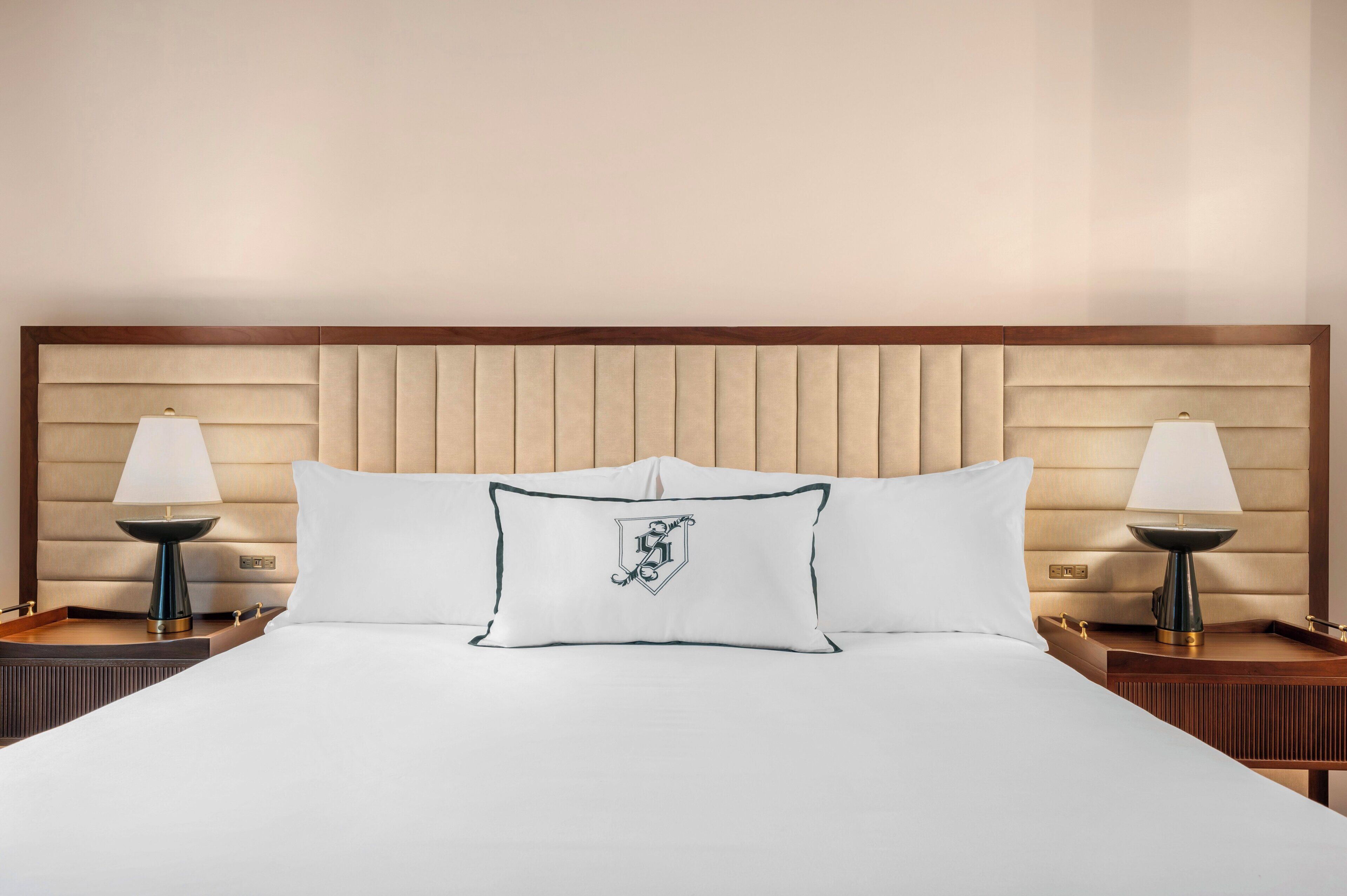 Suite, 1 cama de matrimonio grande con sofá cama (Plaza Suite) | Ropa de cama de alta calidad, caja fuerte, escritorio