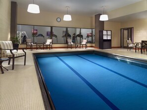 สระว่ายน้ำในร่ม เปิด 6:00 น. ถึง 22:00 น., เก้าอี้อาบแดดริมสระ