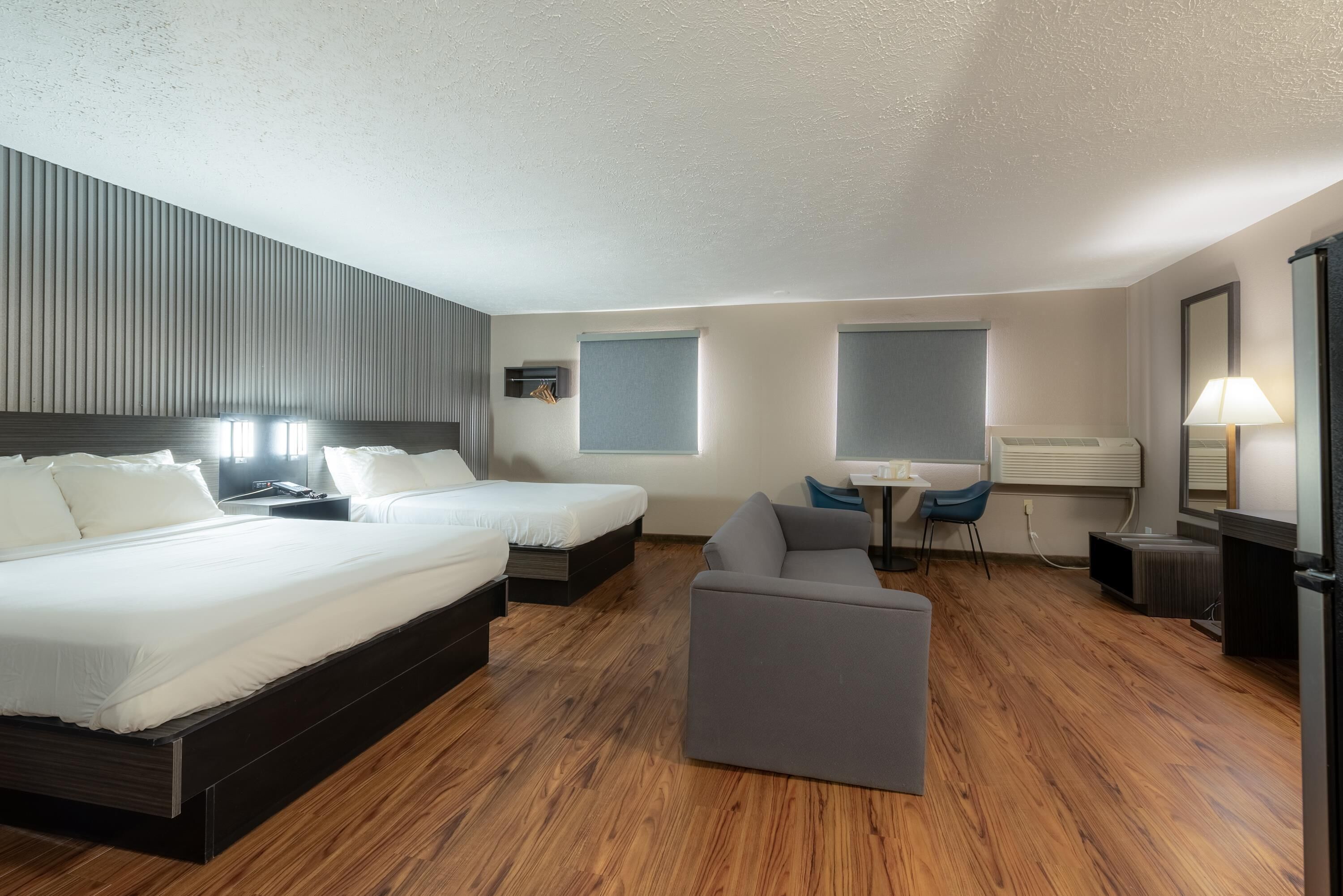 Tabla de planchar con plancha, wifi gratis, ropa de cama y despertador 