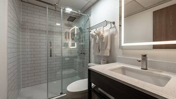 Bañera con ducha, artículos de tocador gratuitos, secador de pelo