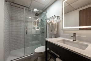 Combined shower/bathtub, free toiletries, hair dryer, towels