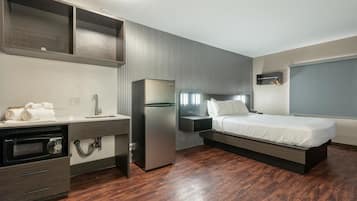 Tabla de planchar con plancha, wifi gratis, ropa de cama y despertador