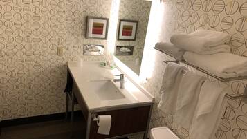 Kamar Standar, 1 Tempat Tidur King | Kamar mandi | Pengering rambut, handuk, dan tisu toilet