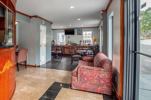 Lobby - Rodeway Inn & Suites Fort Jackson (Columbia)